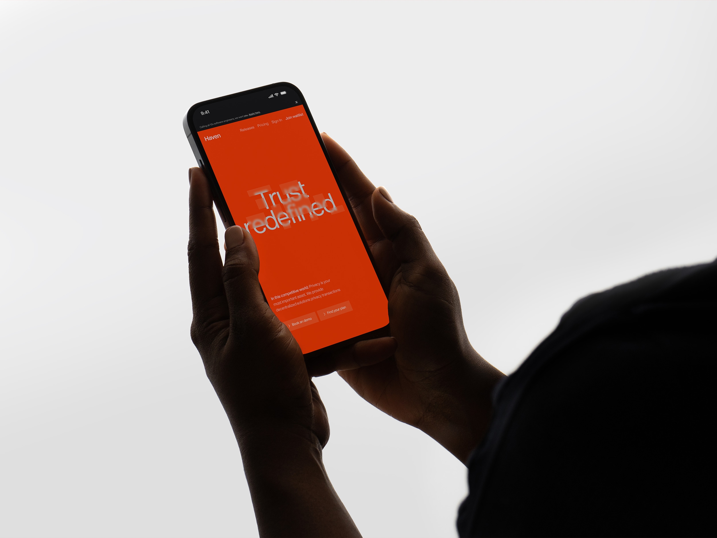 Persoon houdt een smartphone vast met de oranje Haven-website in beeld