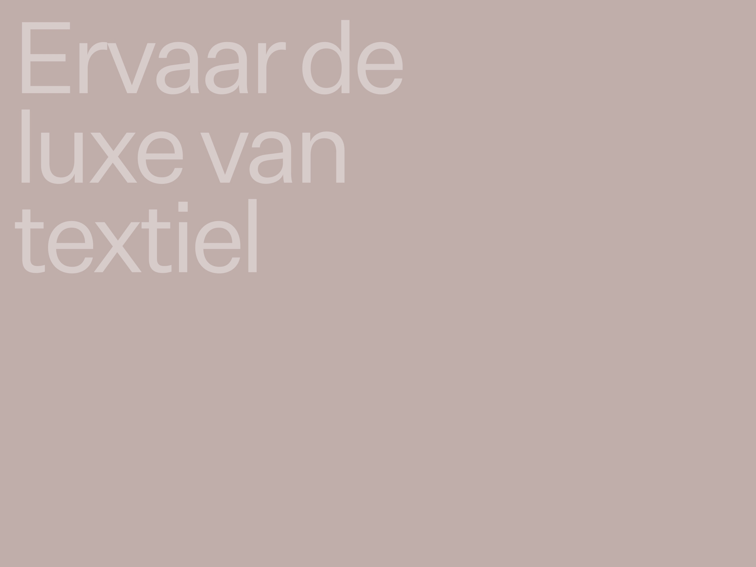 Typografische huisstijluiting met de tekst Ervaar de luxe van textiel op een taupe achtergrond.