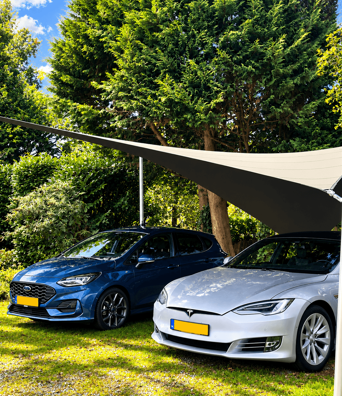 Design maatwerk schaduwdoek als carport boven twee auto’s in een groene tuin.
