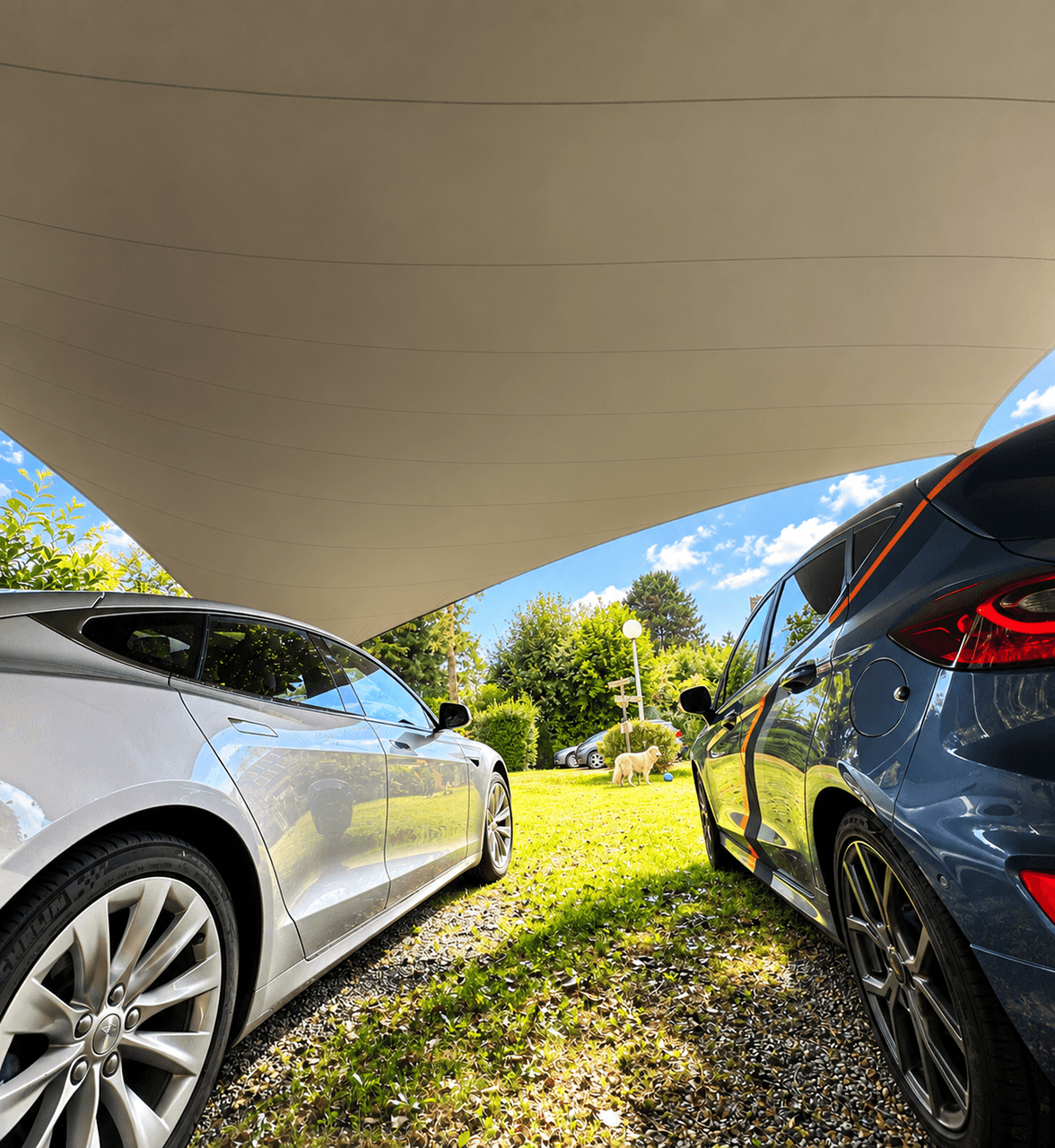 Twee auto’s geparkeerd onder een op maat gemaakte design carport van gespannen textiel.