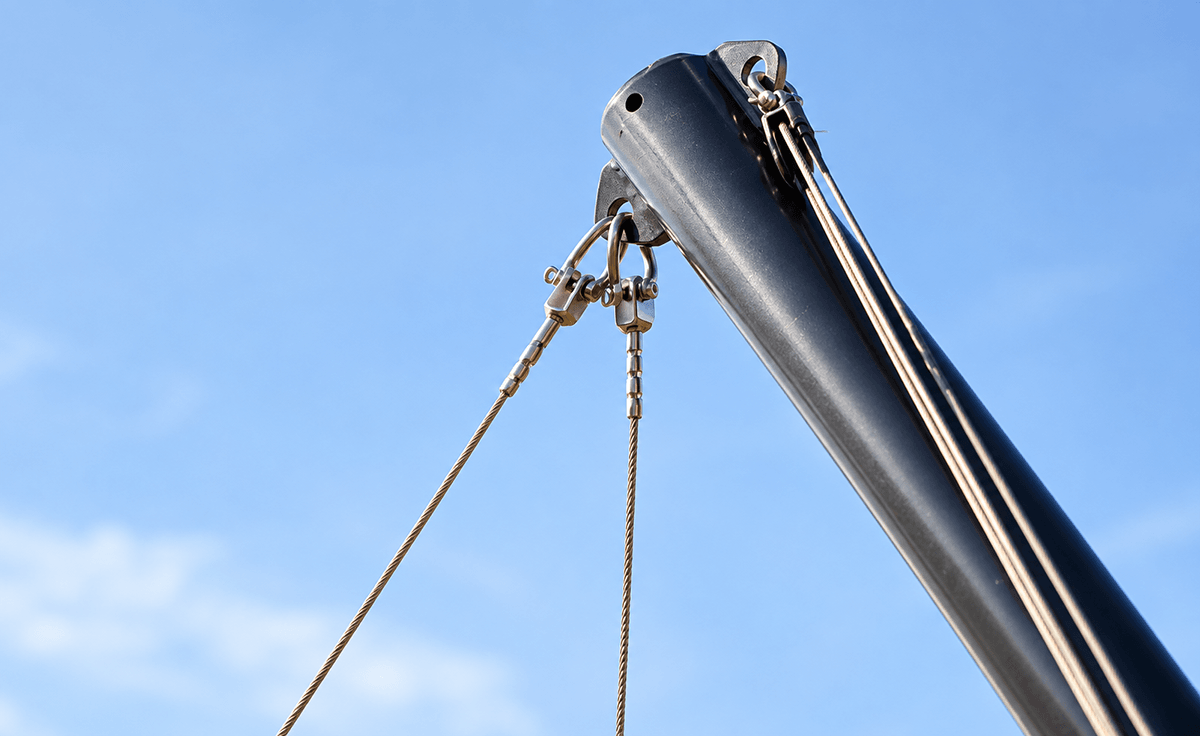 Detail van een hoogwaardige Mobuline mast met RVS spankabels en bevestigingspunten voor een maatwerk zeildoekconstructie.