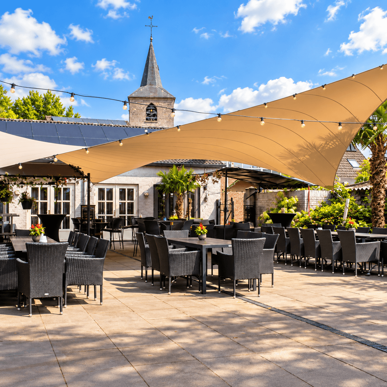 Groot maatwerk zonnedoek boven een ruim horecaterras met tafels en zitplaatsen.