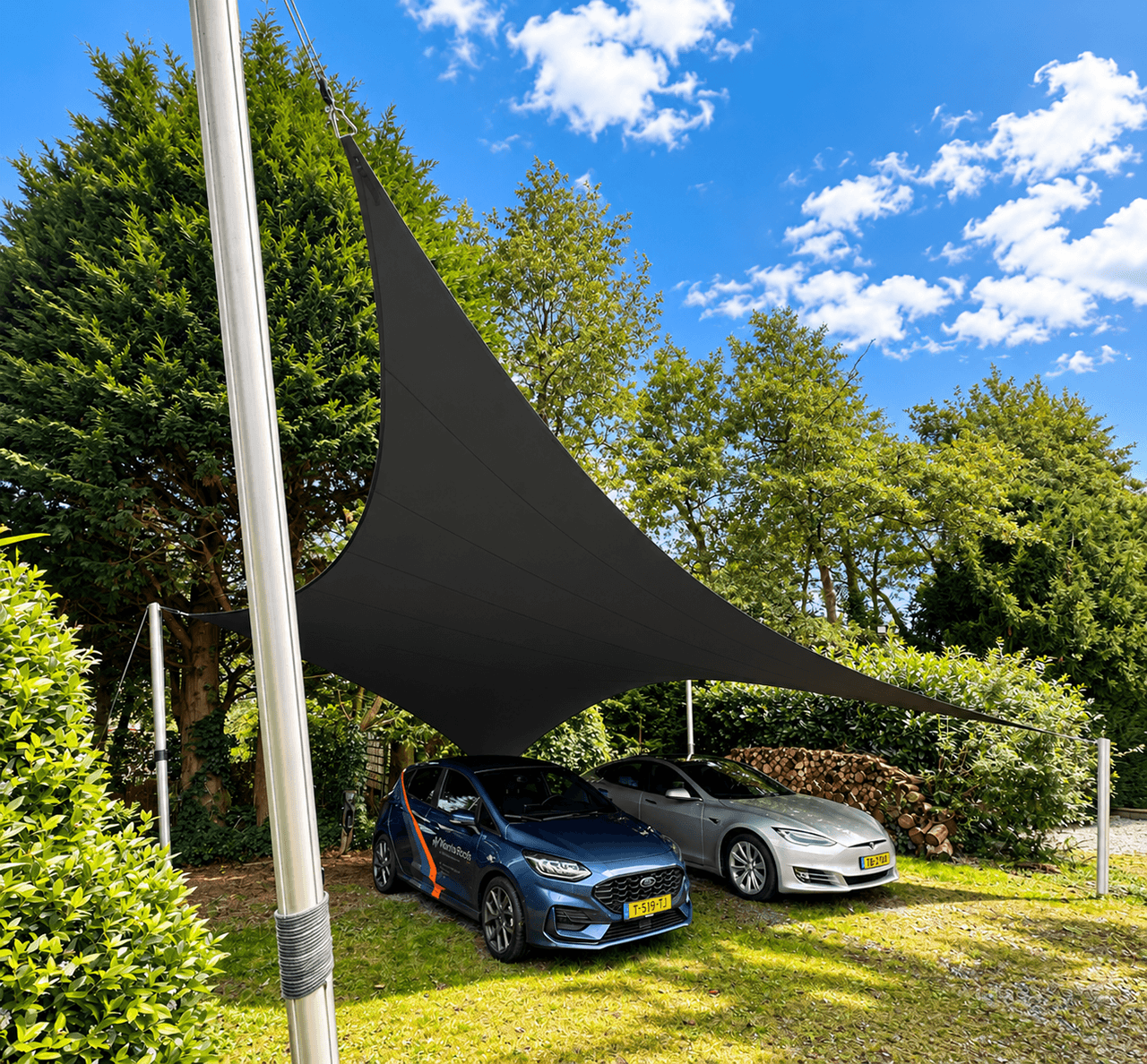 Zwarte textiele design carport met hoge aluminium masten en meerdere auto’s onder de overkapping.