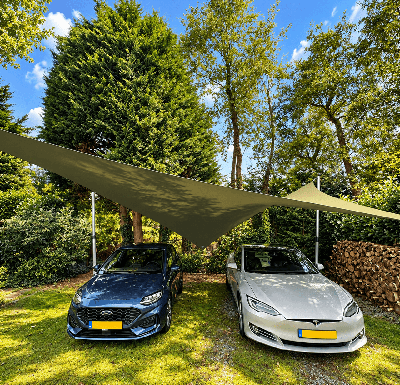 Textiele design carport boven twee geparkeerde auto’s, geïntegreerd in een groene tuinomgeving.