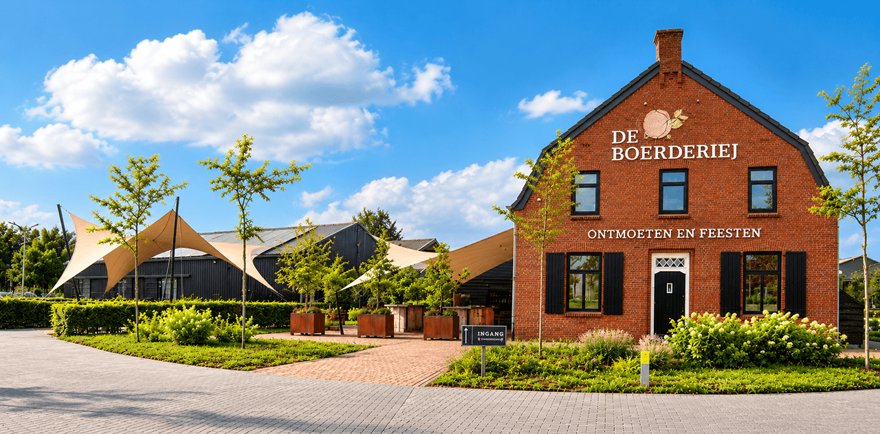 Maatwerk membraanoverkapping bij de buitenruimte van De Boerderij, een locatie voor ontmoeten en feesten.