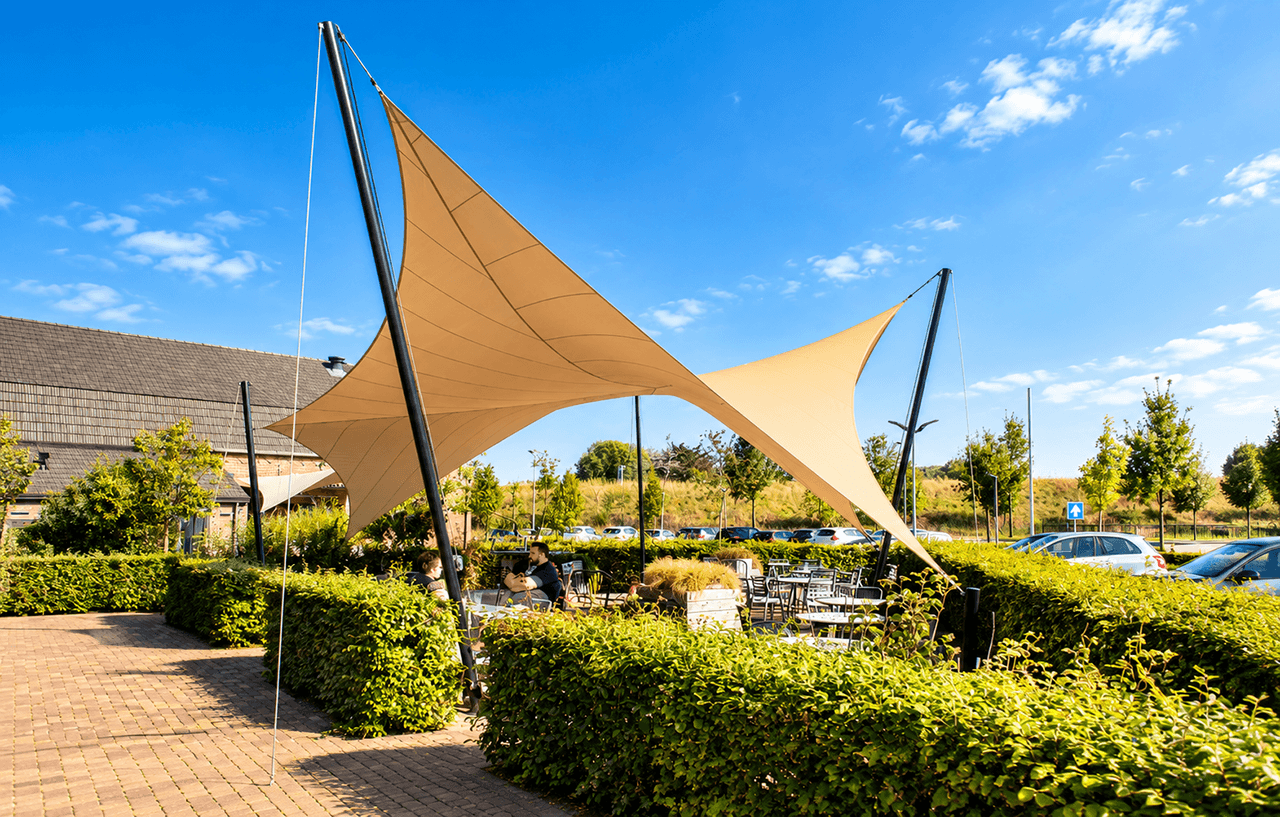Maatwerk membraanoverkapping boven een terras bij een horecagelegenheid.
