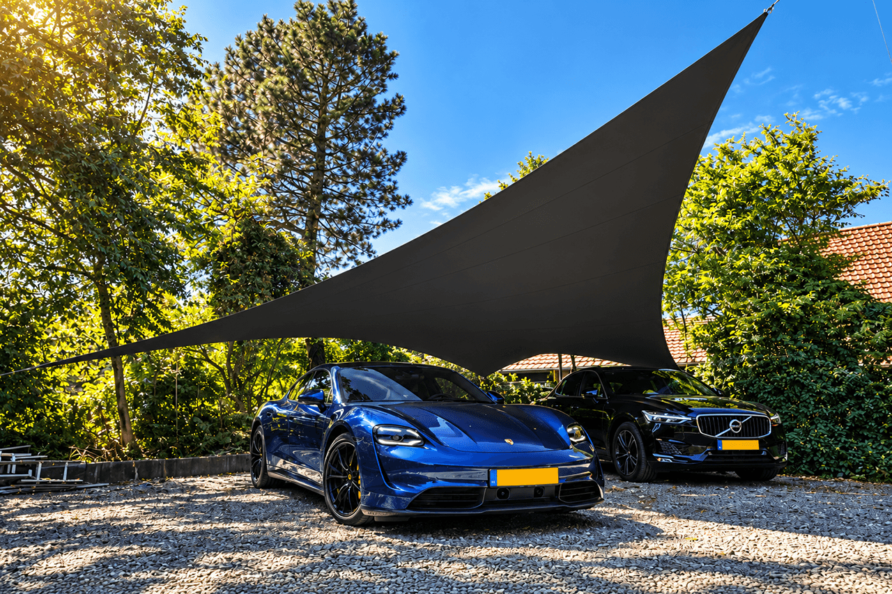 Zwarte architectonische textieloverkapping van Mobuline als luxe design carport voor twee auto’s in een groene omgeving.