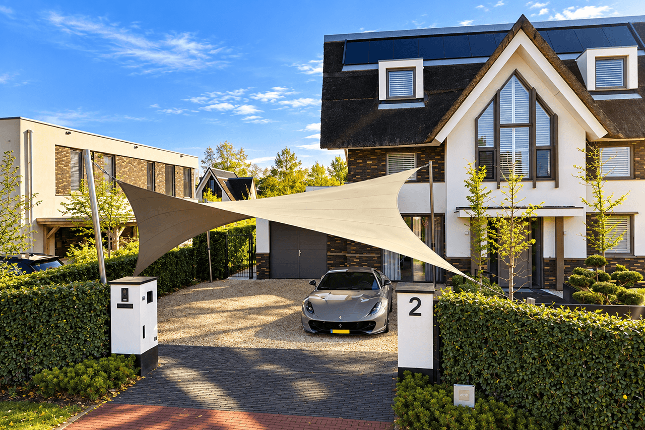 Architectonische design carport van Mobuline met gespannen textieloverkapping op maat bij een luxe villa.