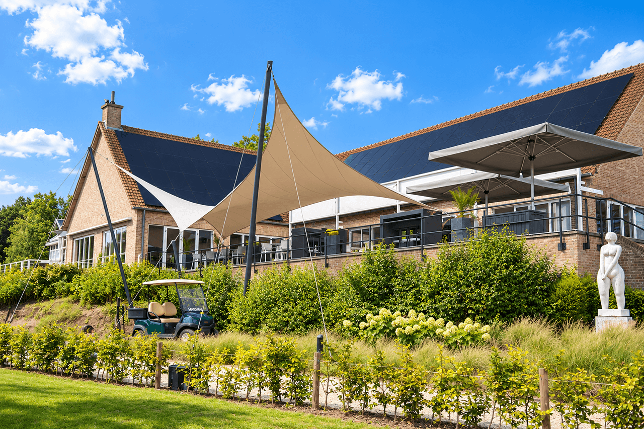 Maatwerk zonnedoek boven het terras van een golfclub, gespannen tussen hoge masten.