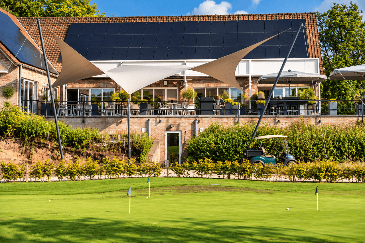 Maatwerk design schaduwdoeken boven het terras van een golfclub.