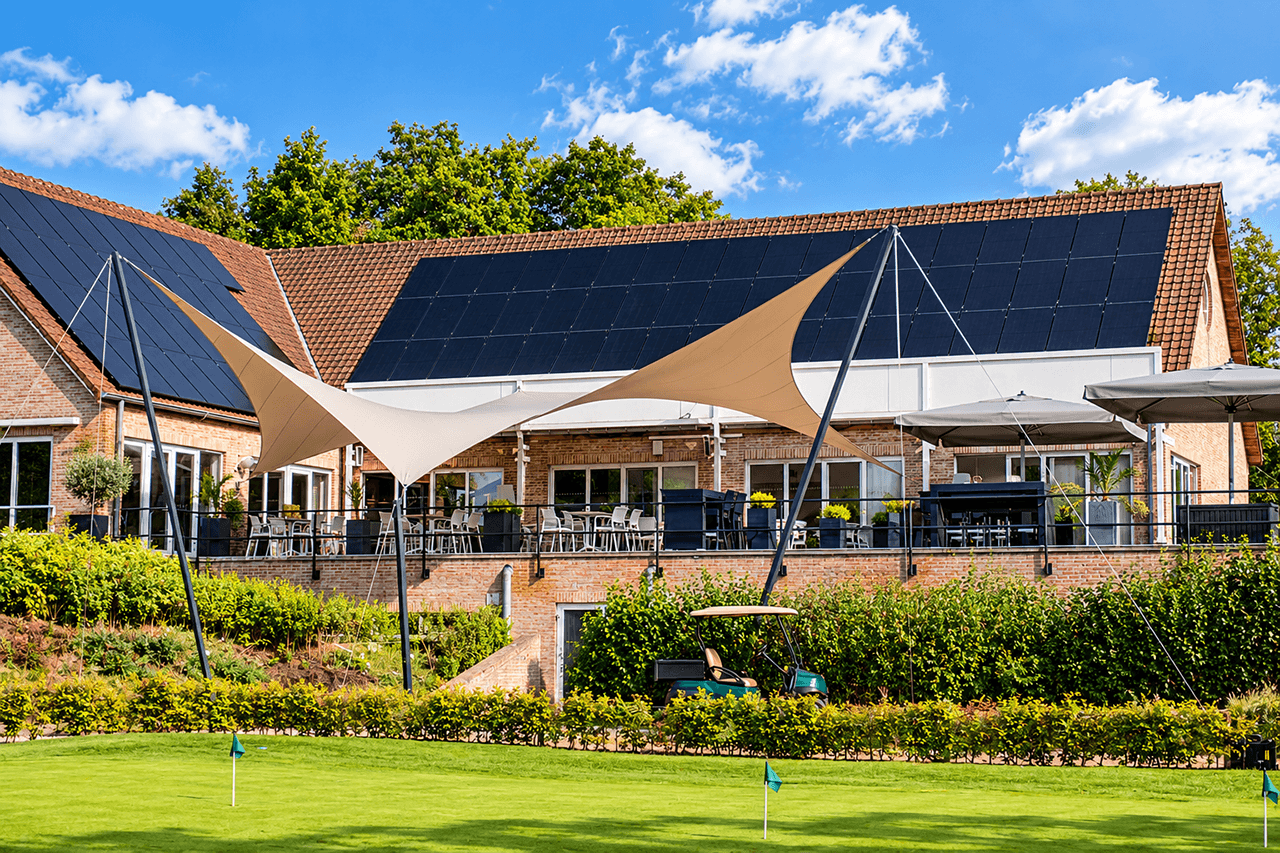Grote design schaduwdoek boven het terras van een horecagelegenheid aan een golfbaan.