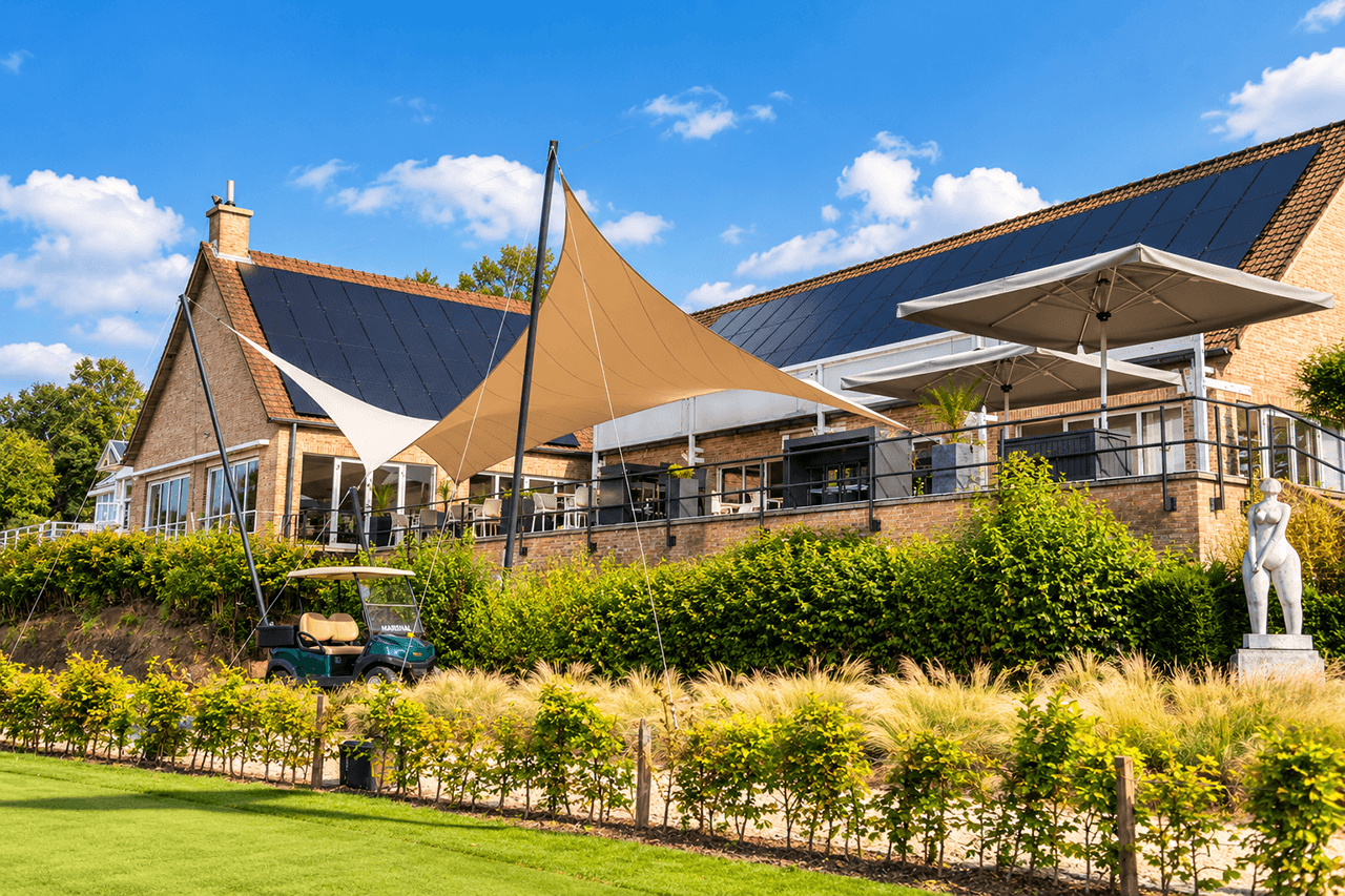 Grote design schaduwdoeken boven het terras van een golfclub, met uitzicht over de golfbaan.