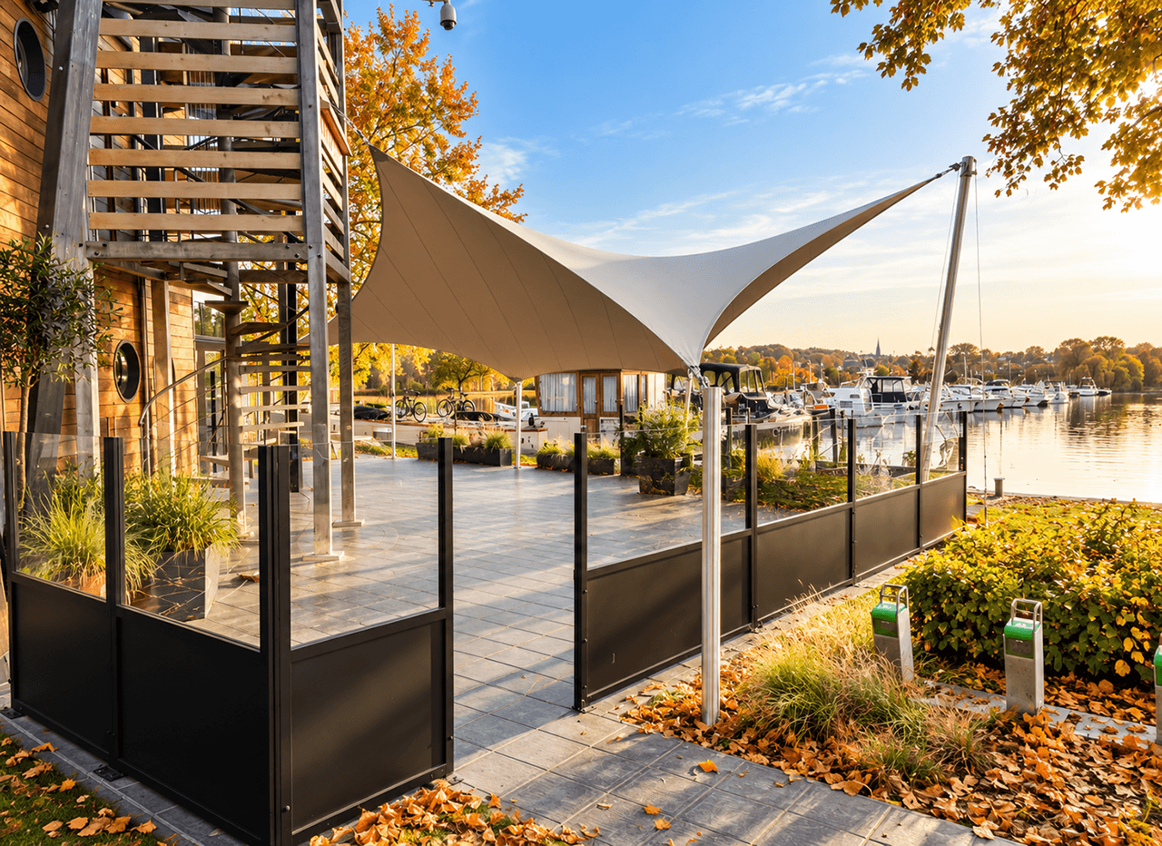 Maatwerk design schaduwdoek boven een terras aan de jachthaven.