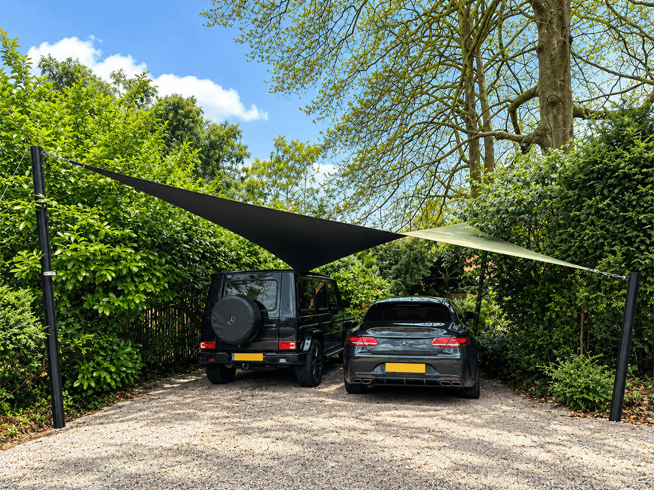 Twee auto’s geparkeerd onder een groene design carport van gespannen textiel in een bosrijke tuin.
