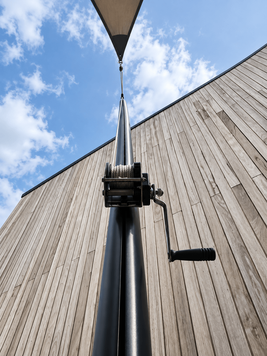 Detail van een hoogwaardige Mobuline mast met geïntegreerd spanmechanisme voor het nauwkeurig opspannen van een maatwerk schaduwdoek.