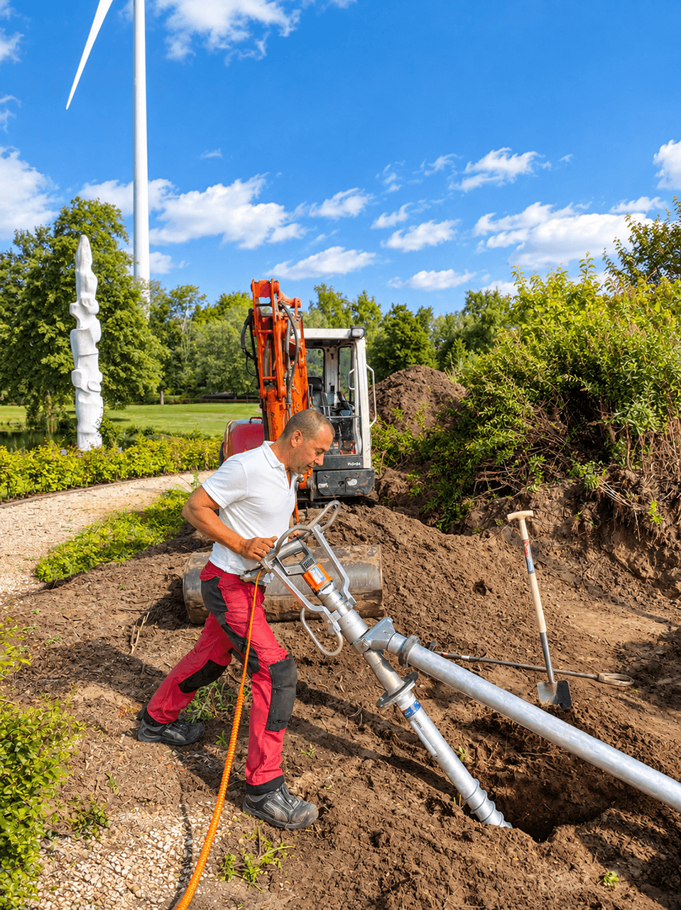 Monteur plaatst een grondanker voor de stevige bevestiging van een maatwerk terrasoverkapping.