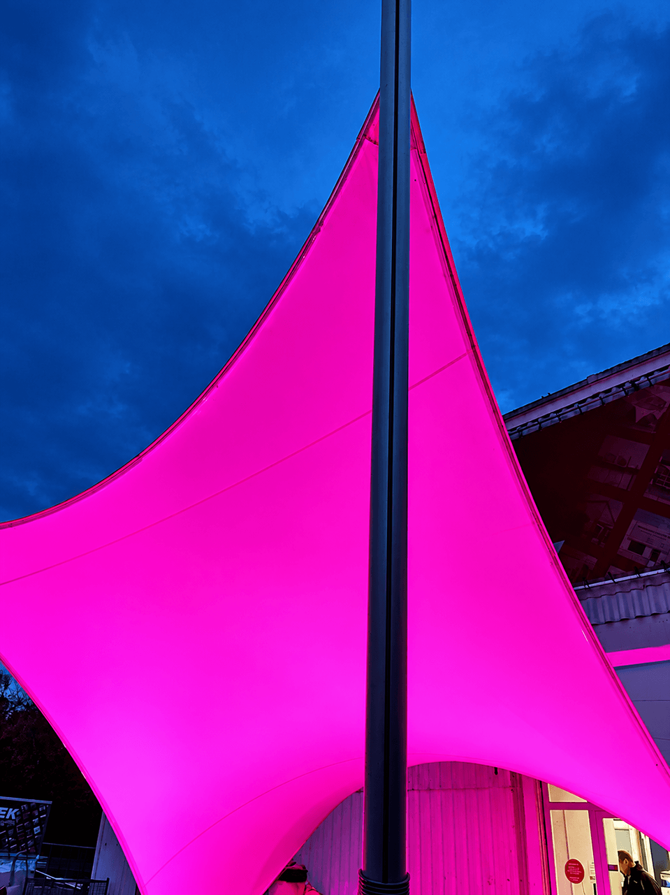 Verlichte textiele overkapping van Mobuline als sfeervolle blikvanger bij een evenement of horecalocatie.