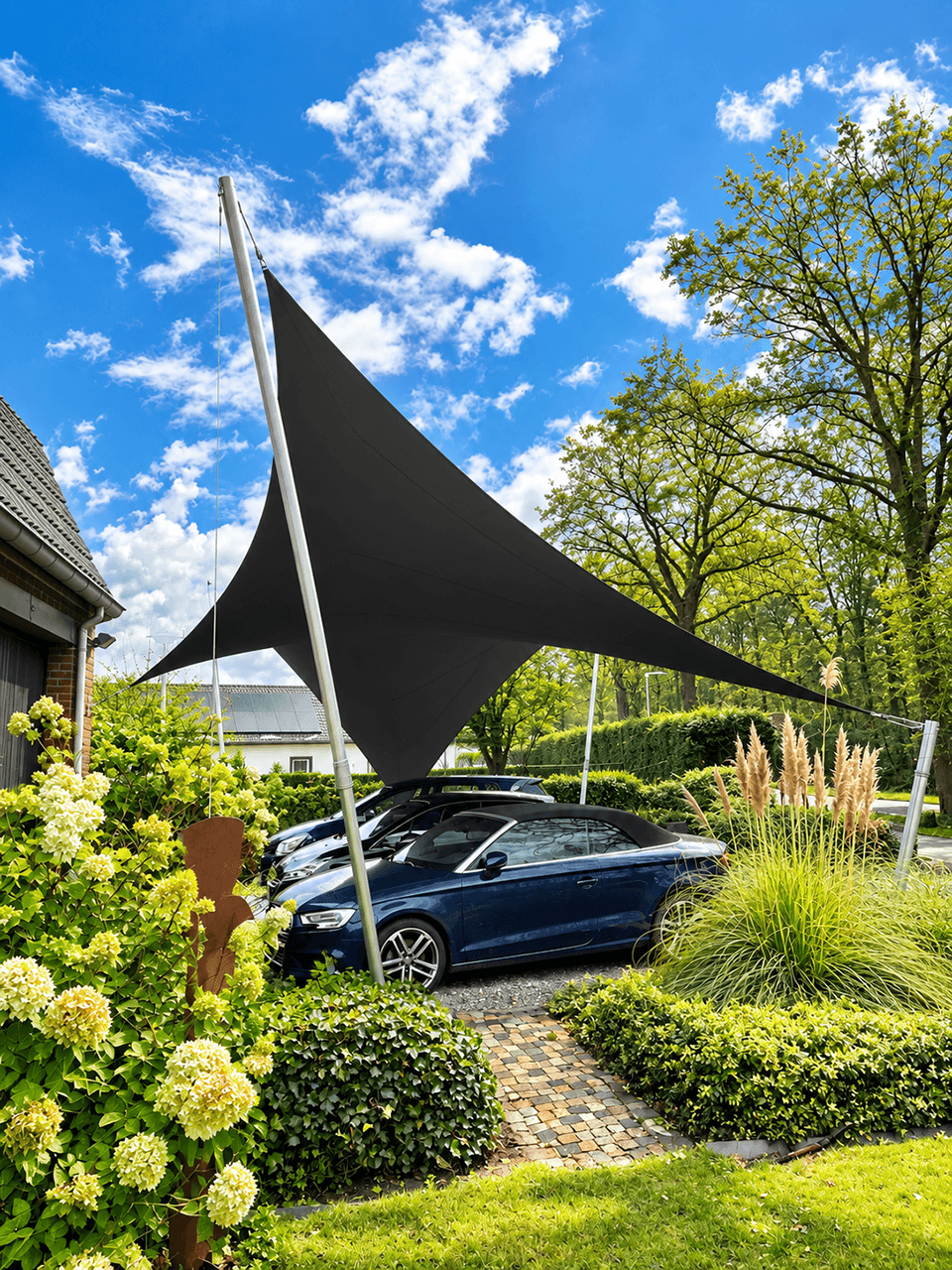 Zwarte textiele design carport met aluminium masten en een auto geparkeerd onder de overkapping.
