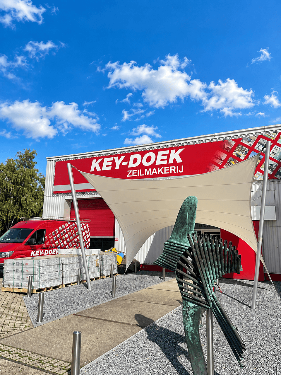 Maatwerk textiele overkapping van Mobuline bij de entree van een zeilmakerij.