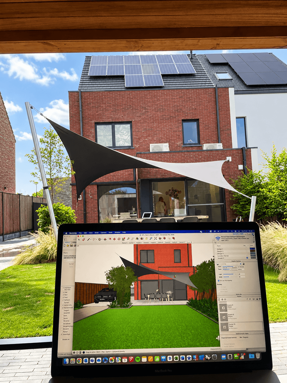 Maatwerk membraanoverkapping in een particuliere tuin, met op de voorgrond het digitale ontwerp van de overkapping op een laptop.