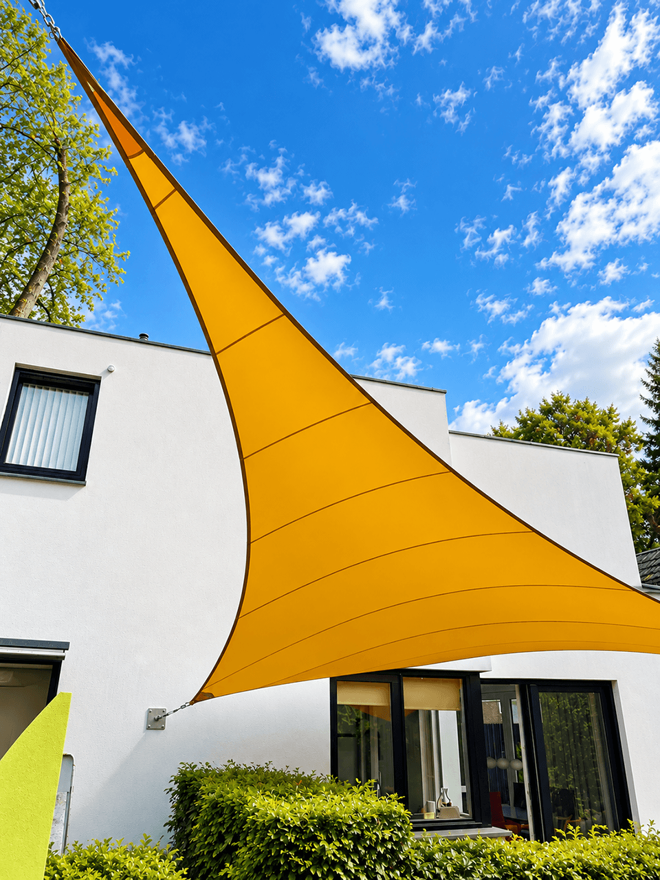 Textiele overkapping op maat aan een moderne witte woning.