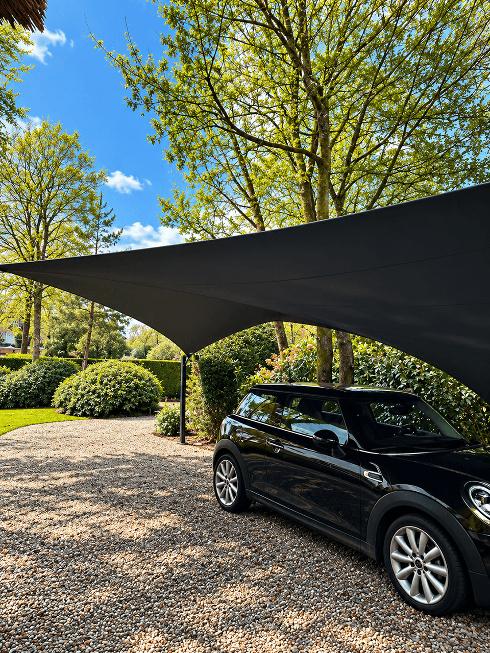 Textiele design carport boven een geparkeerde auto, passend in een groene tuinomgeving.