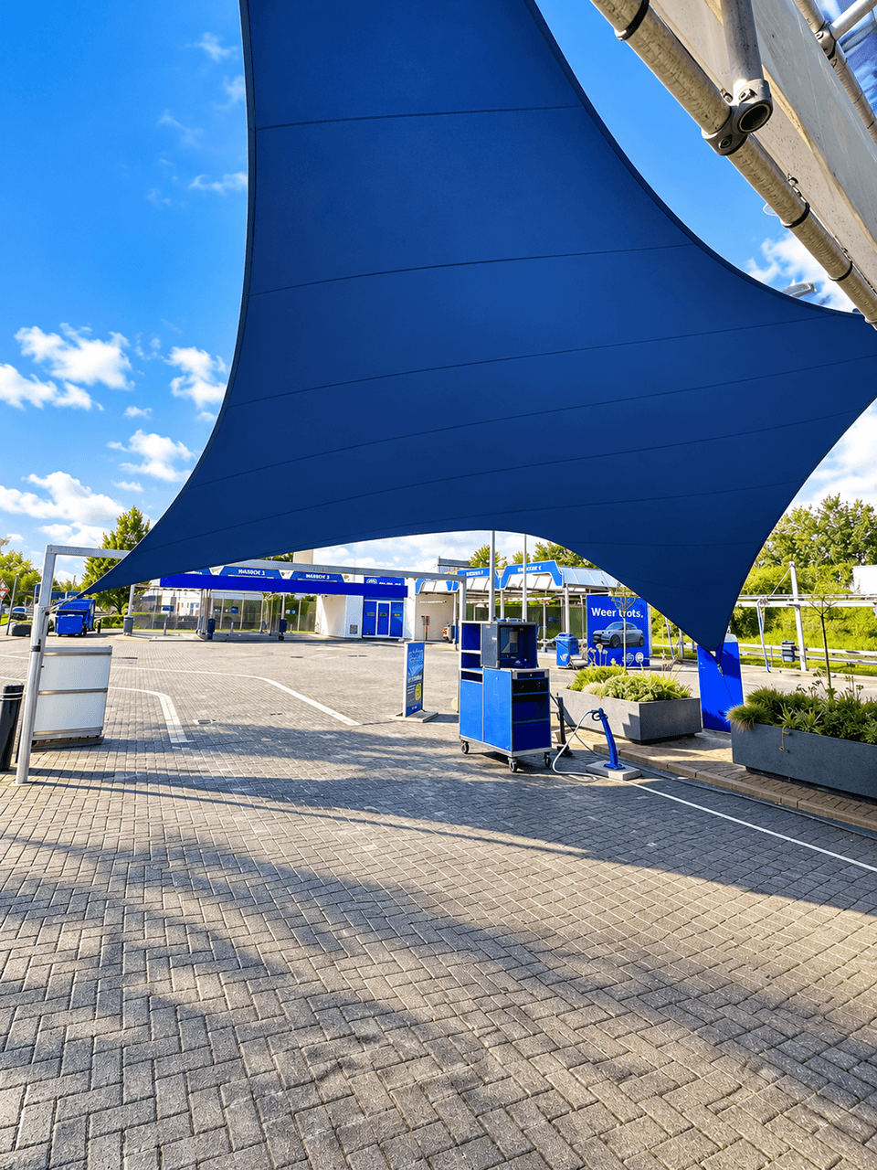 Maatwerk textiele overkapping boven een wasplaats bij een autowasbedrijf.