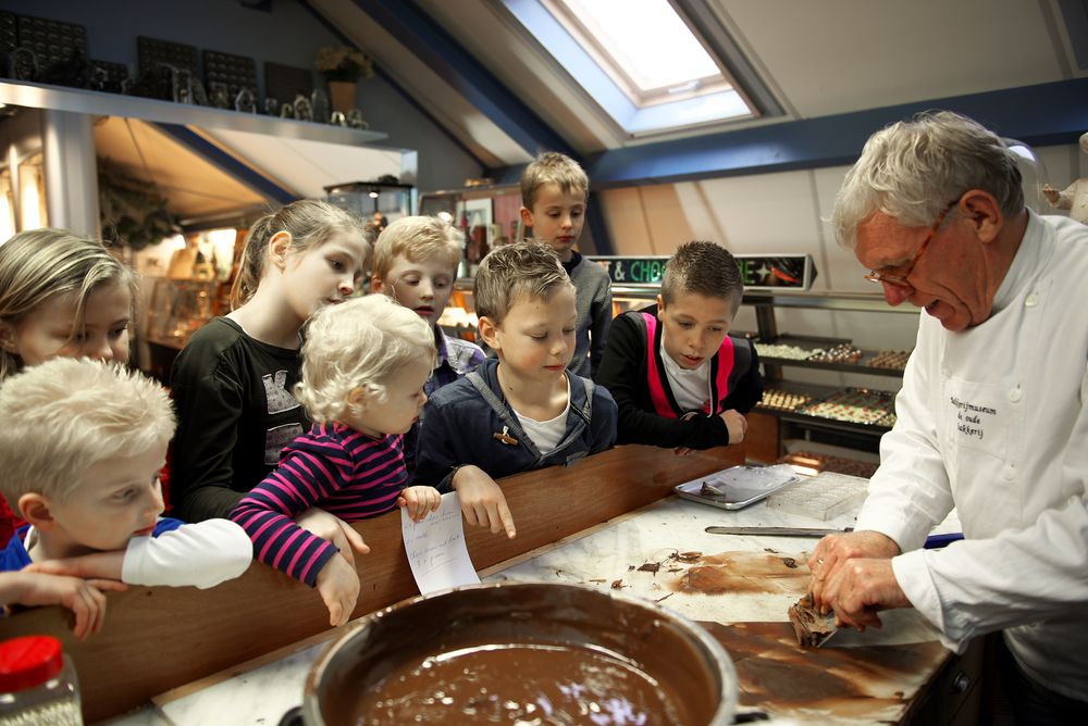 Kinderen bekijken chocolade demonstratie door chocolatier
