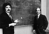 Bild zeigt Robert A. Swanson und Biochemiker Dr. Herbert W. Boyer vor einer Tafel