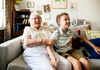 Bild zeigt Großmutter und Enkel auf dem Sofa