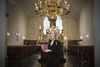 Maastricht - De Israëlische Tana Stern krijgt een gebedsboekje overhandigd van haar in WOII vermiste broer, dat gevonden is in de synagoge van Maastricht.