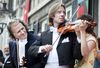 Journalistiek 35/69 - Maastricht-Andre Rieu kijkt lachend naar een van zijn violisten.
