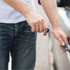 ruce odemykající klíčkem auto