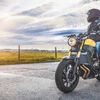 motocykel a motorkár na ceste 