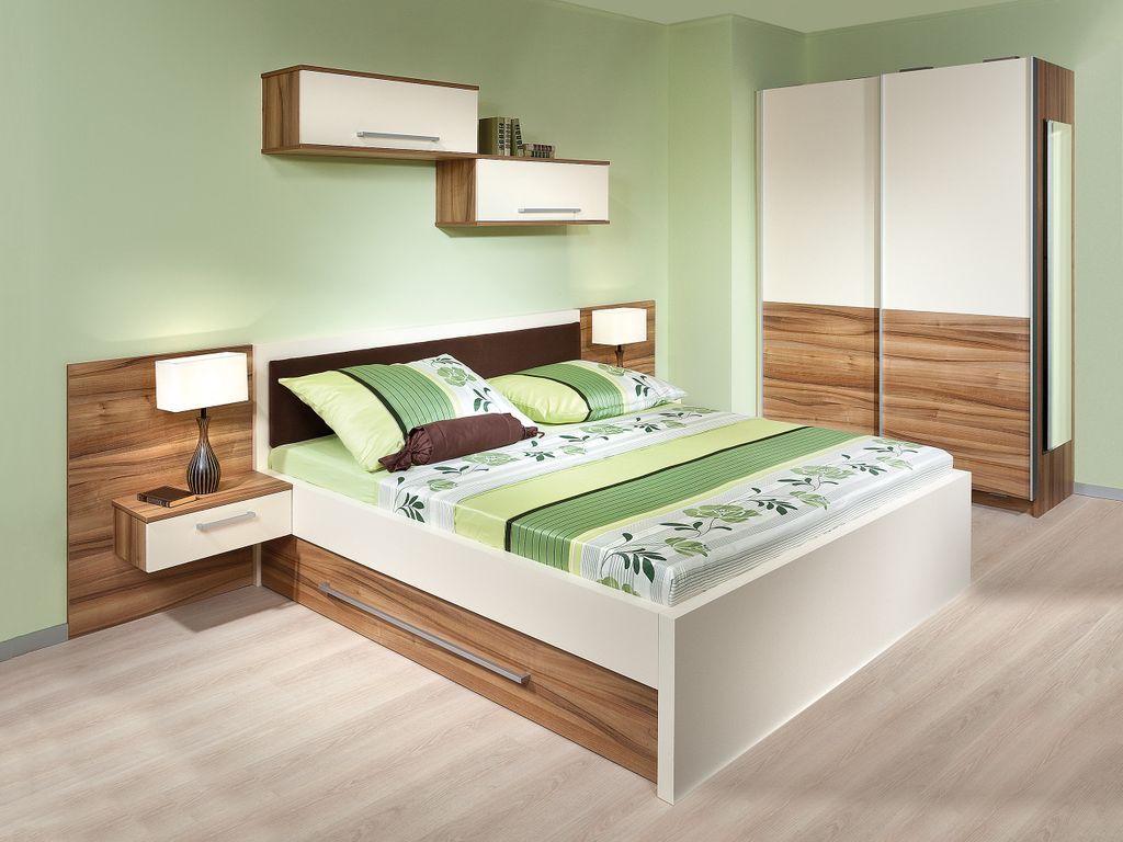 Schlafzimmer mit Doppelbett und Schwebetürkasten