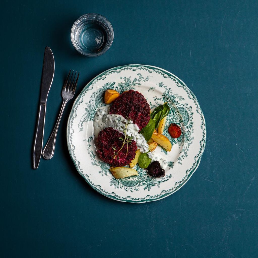 Rödbets- och Mungbönsbiffar med rostad klyftpotatis