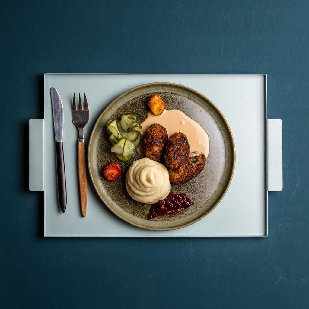 Persiljejärpar med kokt potatis, gräddsås och lingon