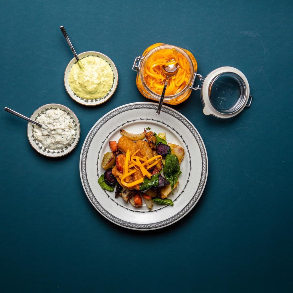 Ärtnuggets med rostade rotsaker, kall äppelsås och currydoftande äppelsallad