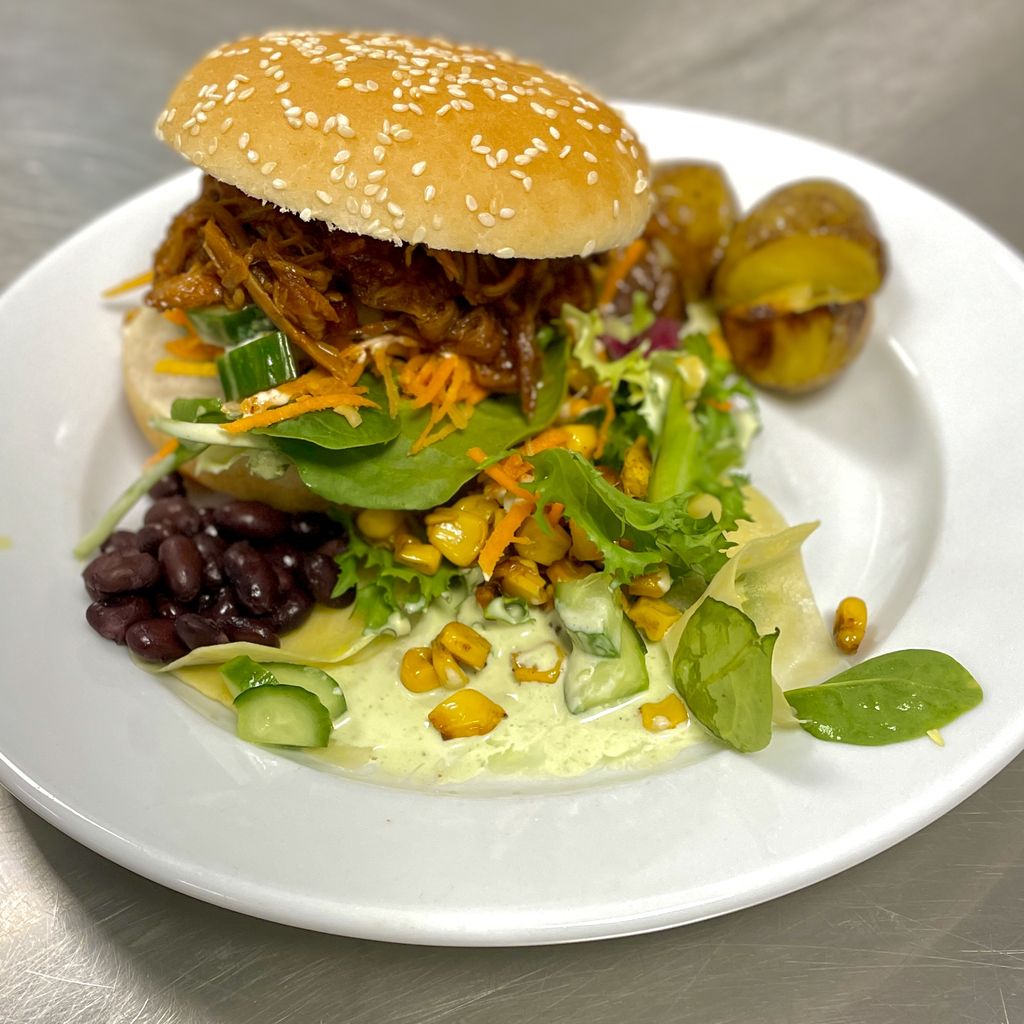 Pulled pork med svarta bönor och rostad majs i hamburgebröd.