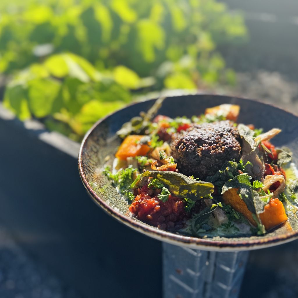 Färs- & bulgurbiffar med potatis, tomat och salvia