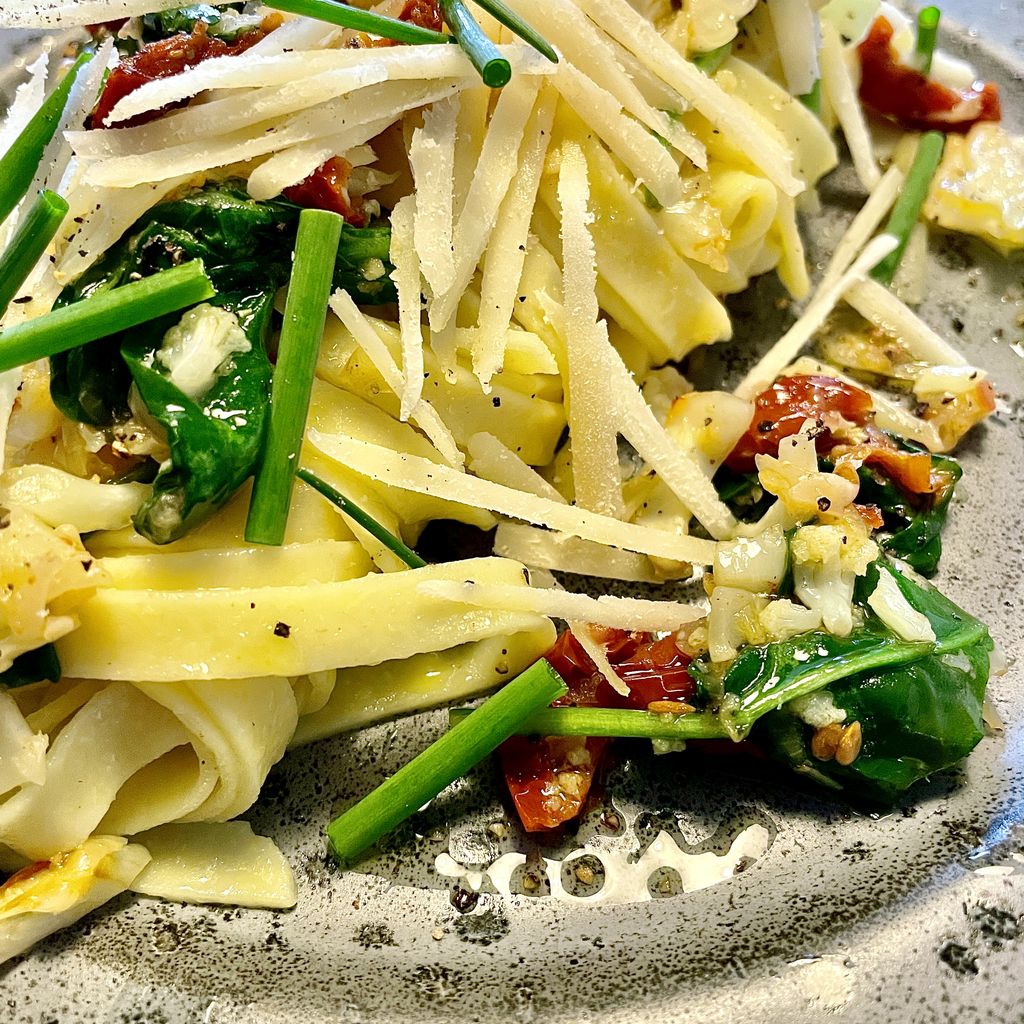 Pasta med blomkål och soltorkad tomat