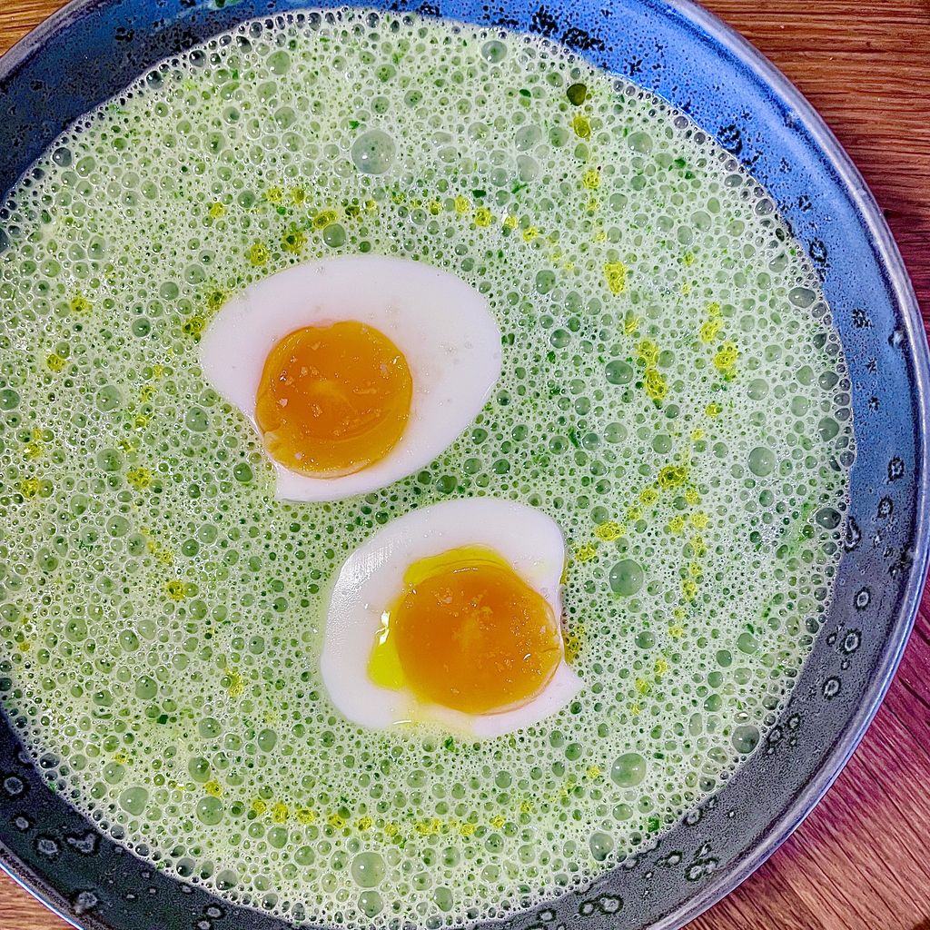 Spenatsoppa med ramslök och ägghalvor