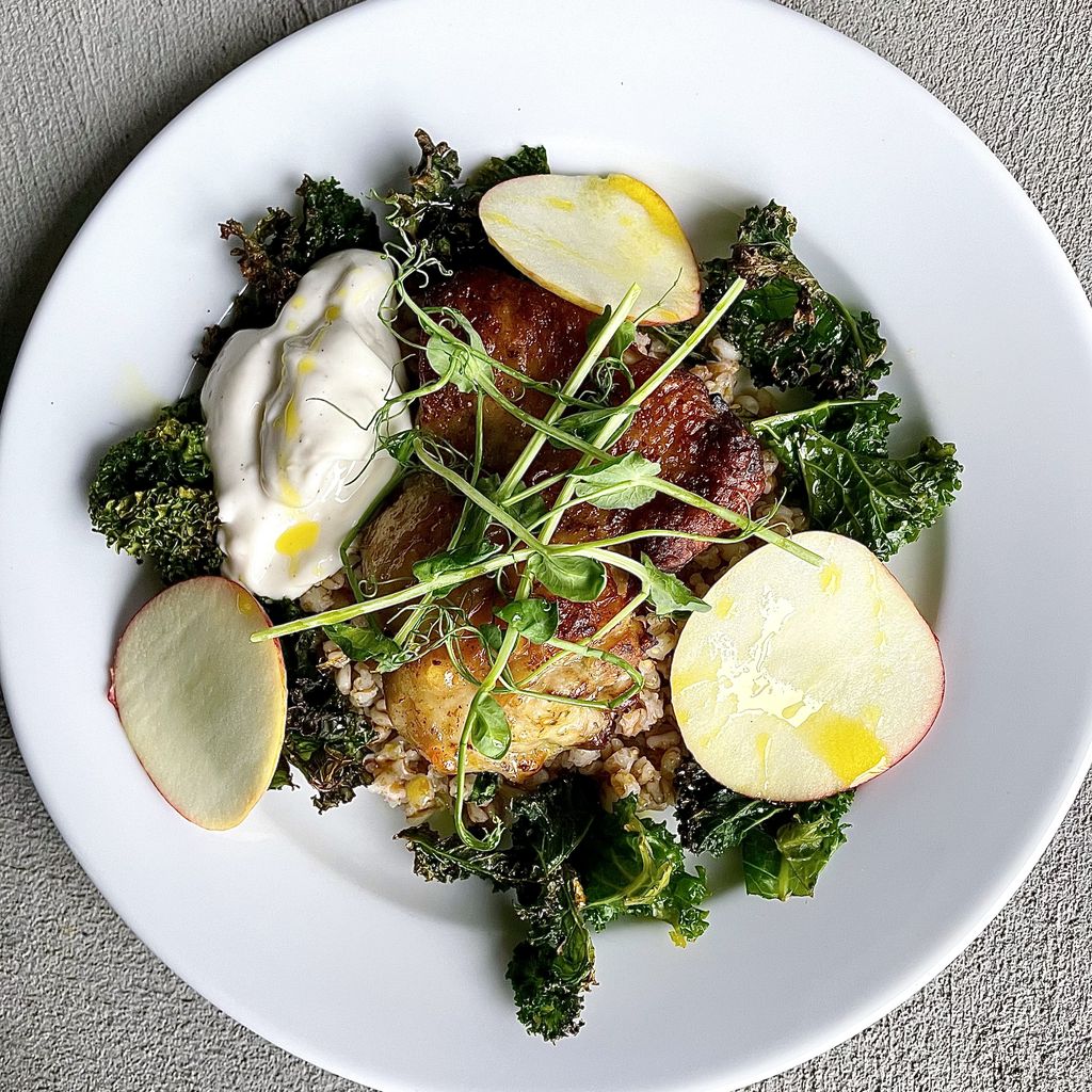 Apelsin och rosmarinmarinerad kyckling med matvete och vegansk aioli