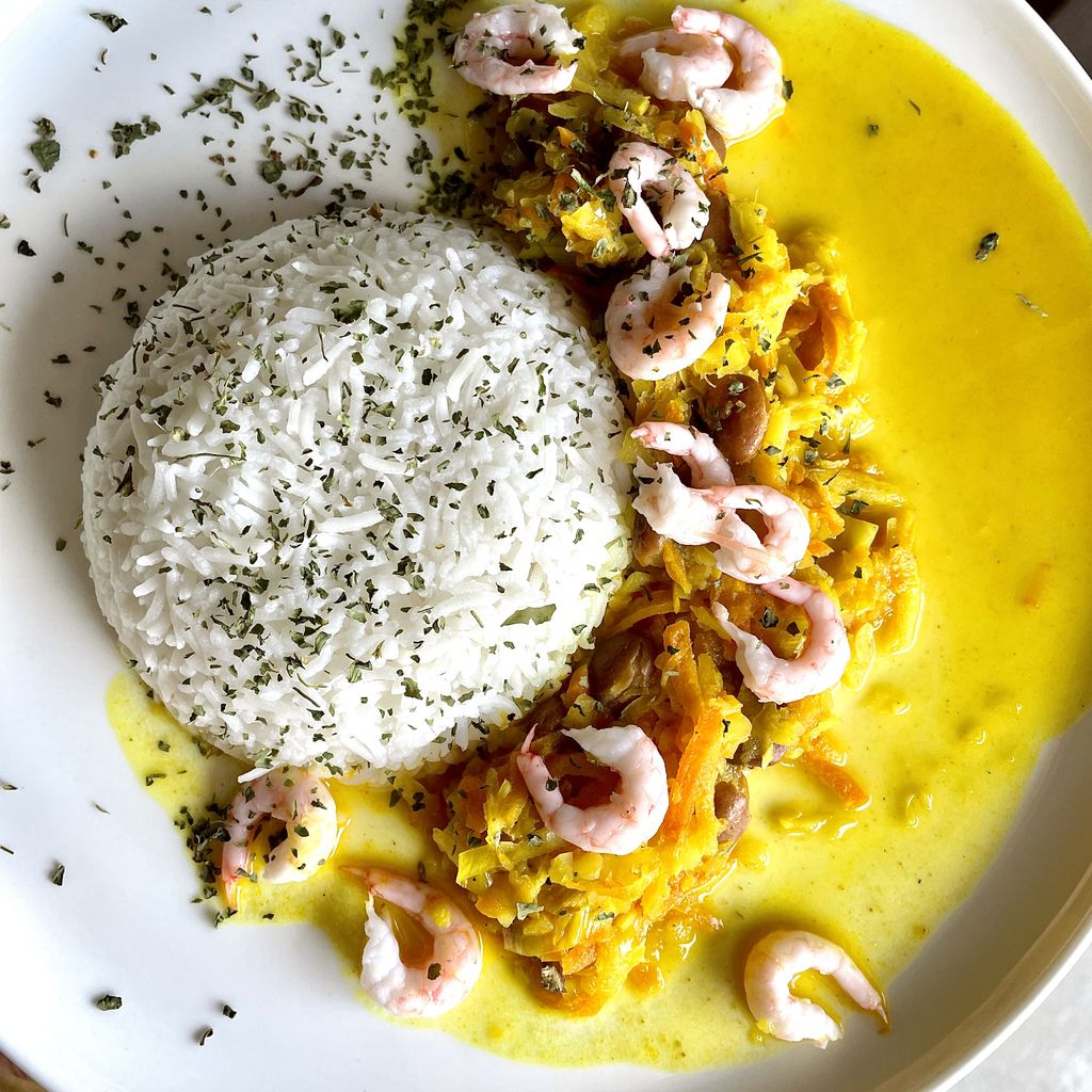 Asiatisk grönsaksgryta med borlottibönor och räkor med basmatiris