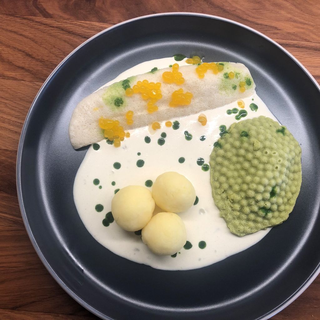 Torskfilé med beurre blanc, ärtor samt citroncaviar
