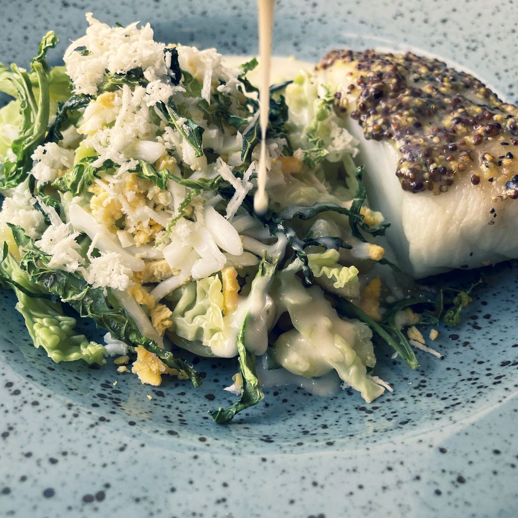 Svartpeppargravad torsk med ägg, potatis, savoykål