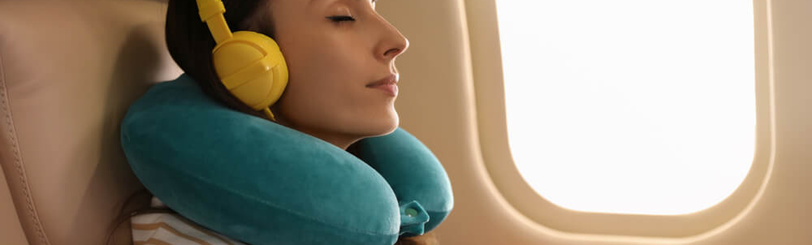 Žena spí v letadle