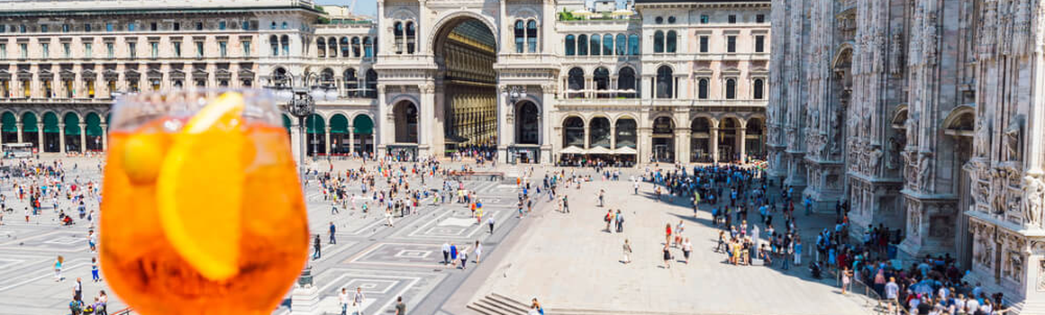 Dómové náměstí v Miláně - sklenka s Aperolem