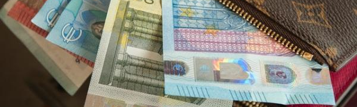 bankovky vysunuté z peňaženky
