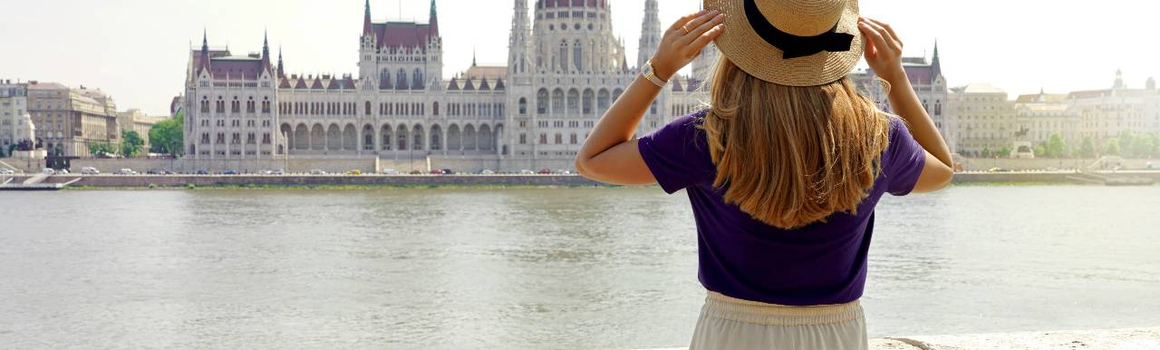 Turistka si prohlíží maďarský parlament